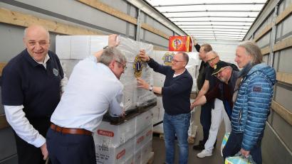 Bild: Lions Club Weiden/exb
Lions-Mitglieder der drei Clubs aus Weiden und dem Landkreis Neustadt/WN wohnen einer Verladung in Weiden bei. Von links: Christian Kick, Jürgen Schnappauf, Elmar Baumer, Harald Märtin, Dr. Gert Steinwender, Anton Forster und Hubert Schober.