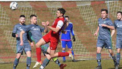 Archivbild: G. Büttner
Sebastian Dobmayer (rechts) und die SpVgg Vohenstrauß müssen nach Auftaktsieg gegen den FC OVI-Teunz nun ans Wasserwerk zur "Zweiten" der SpVgg SV Weiden.