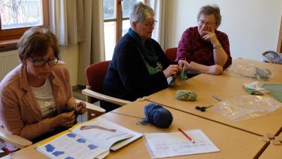 Bild: le
Der Strickkurs des Evangelischen Frauenbundes kommt an. Die Teilnehmerinnen üben sich an Ferse und Spitze von selbst gemachten Socken.