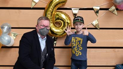 Bild: Susanne Schwab
Oleh ist jetzt sechs Jahre alt. Seinen Geburtstag feierte er am Donnerstag in der Amberger Notunterkunft. Oberbürgermeister Michael Cerny kam mit Geschenken vorbei und gratulierte dem jungen Mann aus der Ukraine.