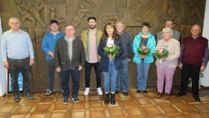 Bild: adj
Der neu gewählte Vorstand und die Geehrten der LBB-Ortsgruppe Wöllershof mit der neuen Vorsitzende Birgit Kessler(Fünfte von links). Der langjährige Vorsitzende Rudi Maier (Dritter von links) gratulierte.