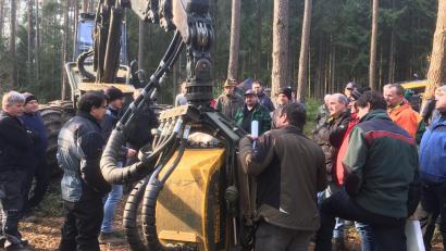 Bild: mh
Die rund 40 Teilnehmer konnten sich im Wald an verschiedenen Stationen informieren.