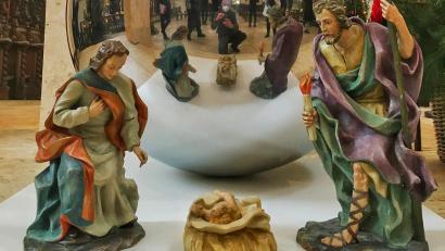 Bild: Ferdinand Sperber/exb 
Beim näheren Betrachten fällt auf, dass sich das Jesuskind verkehrt herum steht und sich dafür in der polierten Edelstahlkugel spiegelt. Sie steht für den Glanz der Herrlichkeit Gottes, so der Künstler Dominik Schleicher.