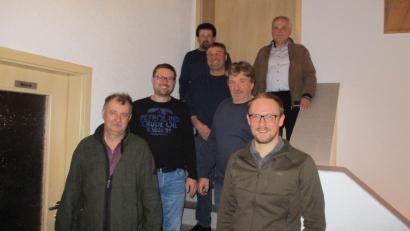 Bild: Jagdgenossenschaft Zinst/exb
Auf Josef Märkl folgt Andreas Österreicher (vorne von links) als neuer Jagdpächter. Mit im Bild sind Jagdvorsteher Andreas Pinzer, sein Stellvertreter Rudi Walter (zweite Reihe von links), Stefan Koschta (Schriftführer), Max Weber (Kassier) und Bürgermeister Günter Kopp (hinten von links).