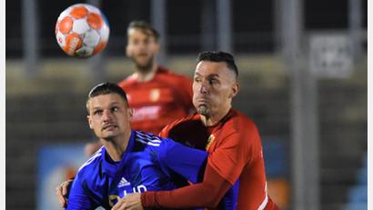 Bild: Büttner
Josef Rodler (links) lieferte sich wieder intensive, körperbetonte Auseinandersetzung mit seinen Kötztinger Gegenspielern. Am Ende erfolgreich: Die SpVgg SV Weiden siegte mit 3:1.