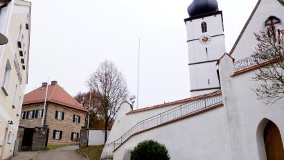 Archivbild: bkr
Auch in der Pfarrei Kastl (im Bild die Pfarrkirche mit Pfarrhaus, -hof und -garten (rechts) ist ein neuer Pfarrgemeinderat gewählt worden.