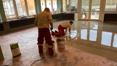 Bild: mfh
Ohne den Hilfseinsatz der Freunde aus der Oberpfalz hätte die Familie Storch in der Eifel wohl noch lange warten müssen, bis eine Firma aus ihrer Region den neuen Boden legt.