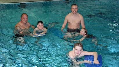 Bild: jr
Großen Anteil am Erfolg des Projekts „Schwimmunterricht intensiv“ haben die beiden Bademeister Stefan Helgert (links) und Stefan Pelz, die dafür von der Stadt abgestellt wurden.