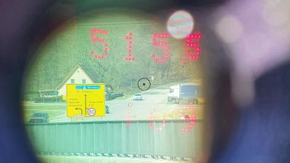Bild: Hösamer
Beamte der Polizeiinspektionen kontrollierten beim "Blitzmarathon" auch mit der Laserpistole. Das Bild zeigt einen Blick durchs Okular des Messgeräts auf die Grünwaldkreuzung in Schwandorf.