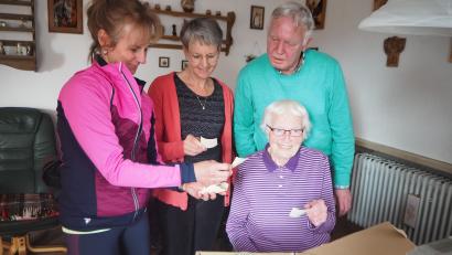 Bild: bl
Hildegard Mischinger packt zusammen mit den beiden Töchtern Kerstin und Karola und Sohn Werner den Karton mit alten Fotos aus. Ein paar Aufnahmen mit gezacktem Rand haben es zumindest bei der zweiten Flucht über die Grenze geschafft.