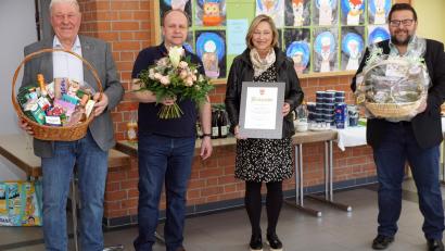 Bild: bkr
Bürgermeister Thomas Kaufmann (rechts), Dritter Bürgermeister Eberhard Besold und der Leiter der Verwaltung, Wolfgang Kilgert, dankten Brigitte Strößner (von links) für ihren Einsatz im Immenreuther Rathaus und ihre Kollegialität.