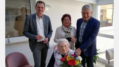 Bild: bk
Liselotte Rudolph nimmt im Seniorenheim Löffler Glückwünsche zu ihrem 95.Geburtstag entgegen.
