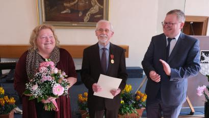 Bild: usc
Die Verdienstmedaille des Verdienstordens der Bundesrepublik Deutschland überreichte Oberbürgermeister Michael Cerny (rechts) an Rudolf Maier (Mitte) und Blumen an dessen Ehefrau Annemarie.