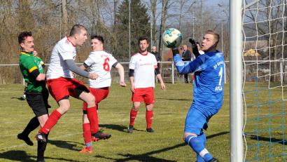 Bild: heh
Die Sportfreunde Kondrau unterlagen dem VfB Arzberg mit 2:3. Hier erzielt Florian Graf (links) das 2:1 für die Gäste.