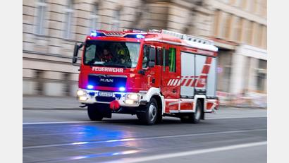 Symbolbild: Monika Skolimowska/dpa
Einsatz für die Feuerwehr bei Beratzhausen. Dort ist in der Nacht auf Sonntag eine Produktionshalle ausgebrannt.