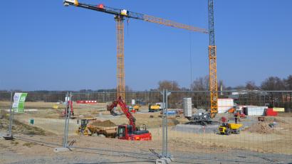 Bild: as
Auf der Baustelle der neuen Realschule in Kemnath tut sich schon einiges. Die Gesamtkosten von rund 65 Millionen Euro werden über die Haushaltsjahre verteilt bis 2025 finanziert. Heuer sind es 14 Millionen Euro.
