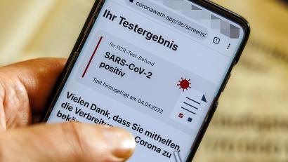 Screenshot: Hösamer/Corona Warnapp
Die Corona-Warnapp zeigt ein positives PCR-Ergebnis (im Bild ein Beispiel von den Hilfeseiten des Programms). Die testende Stelle meldet den Befund auch ans Gesundheitsamt. Bis sie in der offiziellen Statistik des RKI landet, ist noch eine Menge zu tun.