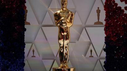 Bild: Jae C. Hong/AP/dpa
Eine Oscar-Statue funkelt im Sonnenlicht.