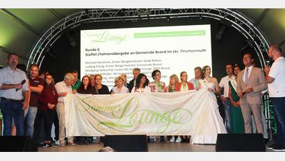 Archivbild: ld
Im August 2019 wurde bei der Sommerlounge in Rehau der Stab an die nächste Gemeinde übergeben, die das Fest ausrichtet. Nach zweimaliger Verschiebung findet sie hin diesem Jahr am 4. August in Brand statt.