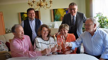 Bild: ubb
Lothar und Marianne Wolfrum feierten ihre Goldene Hochzeit gemeinsam mit ihren besten Freunden Helmut und Inge Bober (sitzend, von links). Das Kölner Ehepaar hat vor 50 Jahren am gleichen Tag geheiratet. Zum Ehejubiläum gratulierten Sohn Robert Wolfrum und Bürgermeister Franz Stahl (hinten, von links).