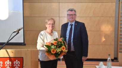 Bild: Andreas Royer
Nach 26 „Dienstjahren“ verabschiedete Bürgermeister Michael Göth CSU-Stadträtin Marga Klameth aus dem Gremium.