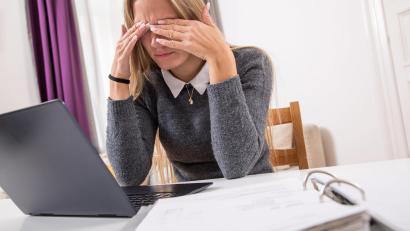 Bild: Christin Klose/dpa
Gerade Frauen sind im Beruf oft zu selbstkritisch - dann sind Gegenmaßnahmen nötig.