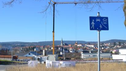 Bild: Benkhardt
Zeitnah will die Stadt im Baugebiet Naabhöhe auch den geplanten Spielplatz realisieren. Bürgermeister Johannes Reger will die Gestaltungsmöglichkeiten mit den Grund- und Hausbesitzern diskutieren.