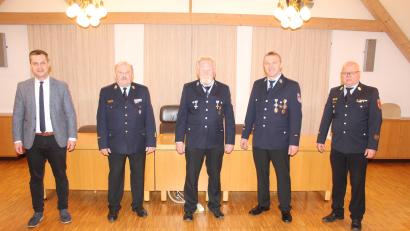 Bild: soj
Bei der Ehrung mit der Bayerischen Feuerwehr-Ehrenmedaille (von links) Bürgermeister Wolfgang Söllner, Kreisbrandrat Andreas Wührl, Norbert Henschel, Kommandant Gerhard Horn und Kreisbrandinspektor Otto Braunreuther.