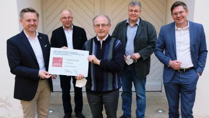 Bild: do
Der Provisor strahlt: Das Führungsteam des Vereins der Freunde und Förderer der Internationalen Begegnungsstätte Kloster gratuliert Pater Andreas Hamberger (Mitte) zum 80. Geburtstag und überreicht einen dicken Scheck für weitere Großtaten der Begegnungsstätte. Von links: Vorsitzender Tobias Reiß, Stellvertreter Albert Nickl, Pater Andreas, Prior Pater Adrian und zweiter Vorsitzender Florian Prosch.