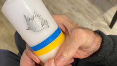 Bild: Tagespflege Sonnenschein
Die Gäste der Tagespflege Sonnenschein in Weiden bastelten diese Hoffnungskerzen und beteten, um schlimme Erinnerungen an eigene Kriegserlebnisse zu verarbeiten.