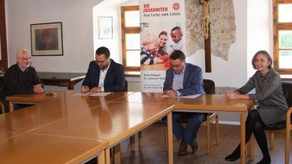 Bild: wro
Vertragsunterzeichnung im Sitzungssaal des Falkenberger Rathauses: Im Bild von links Geschäftsleiter Thomas Weiß, Bürgermeister Matthias Grundler, Martin Steinkirchner und Sylvia Meyer als Vertreter der Johanniter.