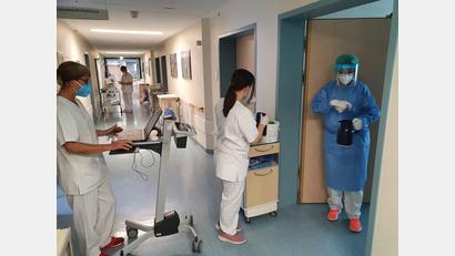 Bild: Würth, Wolfgang
Im Zimmer nur in Schutzkleidung. Von außen unterstützen die Kolleginnen.