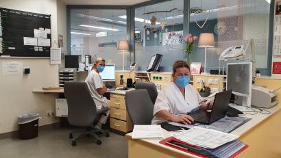 Bild: Würth, Wolfgang
Die Schwestern Carola Kunz (rechts) und Ulrike Atzenhofer bei der Dokumentationsarbeit. Trotz der harten Herausforderung ist die Stimmung gut. Atzenhofer hat sogar ihre Stundenzahl wieder aufgestockt, um ihren Beitrag zu leisten und die Pandemie zu besiegen.