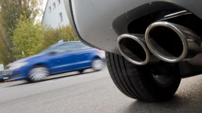 Symbolbild: Julian Stratenschulte/dpa
Die Auspuffanlage war zu laut. Auch sonst gab es für die Polizei am Auto eines 20-Jährigen einiges auszusetzen.