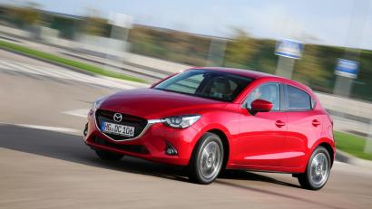 Bild: Mazda/dpa
Kleiner Flitzer: Der Mazda2 bietet sich als stylisch gezeichneter Kleinwagen an.