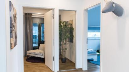 Bild: Andrea Warnecke/dpa
Die Mischung machts: In Wohnräumen eignen sich oft die bodentiefen Fenster besser. Im Badezimmer aber bieten höher gelegene Querfenster mehr Privatsphäre.