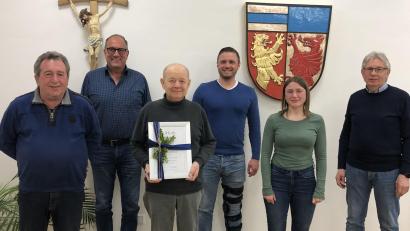 Bild: bey
Karl Balk (rechts) wurde als Vorsitzender des Vereinskartell Schirmitz wieder gewählt. Sein Vertreter ist Bürgermeister Ernst Lenk (4. von links), Ernst Lenk sen. (3. von links) wurde für seine 30jährige Tätigkeit als Kassier des Kartells geehrt. Neue Beisitzerin ist Katharina Steinhilber (2. von rechts). Die Kasse prüfen Johann Lukas und Markus Dobmeier (von links).