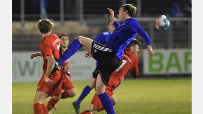 Bild: Büttner
Sven Kopp geht im Mittelfeld rustikal gegen die Gegenspieler vom 1. FC Bad Kötzting vor. Dem 3:1-Heimsieg gegen Bad Kötzting will die SpVgg SV Weiden einen weiteren Dreier gegen die SpVgg Osterhofen folgen lassen.