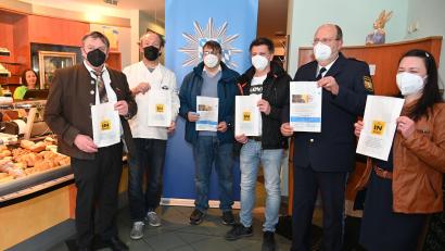 Bild: gf
Gemeinsam mit der Polizei stellten die Oberpfälzer Bäcker-Innungen ihre mit Warnhinweisen bedruckten Einkaufstüten vor (von links): Kreishandwerksmeister Hans Weber, Innungsobermeister Alfred Schuller (Bäckerinnung Amberg-Sulzbach), Christian Glaab und Kurt Scherl, die Obermeister der Bäckerinnung Schwandorf, Polizeipräsident Norbert Zink und Stefanie Lehmeier, die Obermeisterin der Bäckerinnung Neumarkt.