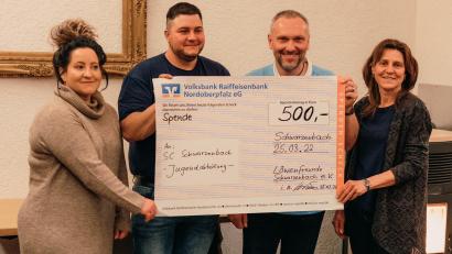 Bild: rs
Der wiedergewählte Vorsitzende Florian Stefan und Kassier Markus Kraus übergeben eine Spenden an die Vertreterinnen des SC Schwarzenbach, Melanie Haslop (links) und Martina Breundl (rechts).