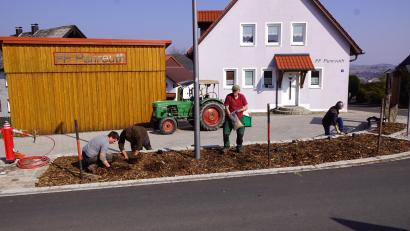 Bild: bkr
Wochenlang haben nicht nur die Brandschützer selbst Hand angelegt, um einen attraktiven Dorfplatz rund um das Feuerwehrgerätehaus zu schaffen. Ein einladender Fleck ist er geworden, der noch mit Bänken und Tischen möbliert wird.