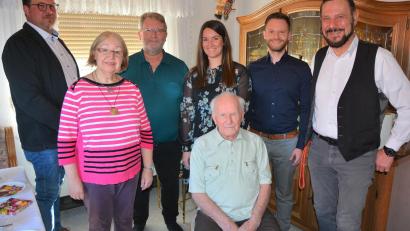Bild: jr
Max Müller (vorne, Mitte) feierte seinen 95. Geburtstag. Dazu gratulierten (von links) Bürgermeister Stephan Schübel, Tochter Brigitte, Sohn Richard, die Enkelkinder Selina und Dominik sowie Pfarrer Klaus Wening.