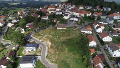 Bild: bey
Im Baugebiet "Viehhof" soll nach dem Wissensstand von Bürgermeister Reinhard Sollfrank noch heuer mit der Errichtung des Senioren-Service-Zentrum begonnen werden. Die Ausschreibungen der Arbeiten laufen derzeit.