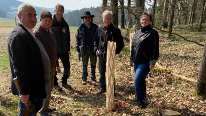Bild: exb
Stadtpfarrer Alfons Kaufmann, Alfons Vogl, Markus Lobinger, Hans Walbrun, Josef Eckl und Beate Politzka werten den Waldrand mit Obstbäumen auf.