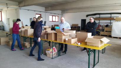 Bild: rfi
14 ehrenamtliche Helfer waren bei der enormen Spendenbereitschaft von Nöten, um die Hilfsgüter gut sortiert und verpackt an das Bayerische Rote Kreuz in Weiden zu übergeben.