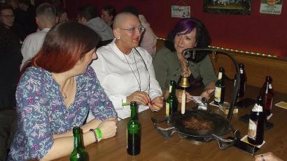 Bild: mfh
Die beteiligten Locations waren gut besetzt, so auch das Bistro Zur Zauberhöhle.