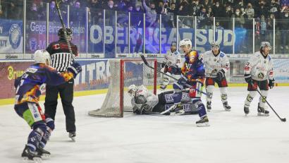 Bild: Tobias Neubert
Dennis Palka bejubelt seinen Treffer zum zwischenzeitlichen 2:0 für die Blue Devils Weiden im dritten Play-off-Spiel gegen die TecArt Black Dragons Erfurt.