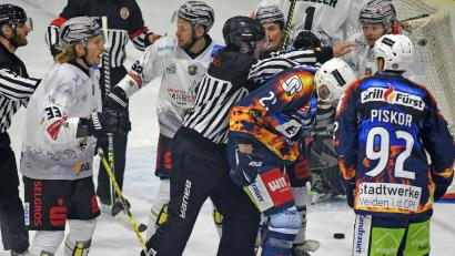 Archivbild: Gebert
Die Blue Devils Weiden (blaue Trikots) haben sich im Play-off-Achtelfinale durchgekämpft. Sie schalteten die Black Dragons Erfurt in fünf Spielen aus.