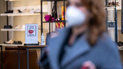 Bild: Monika Skolimowska/dpa-Zentralbild/dpa
Ein Schild am Eingang eines Schuh-Geschäfts weist auf die Pflicht zum Tragen einer FFP2-Maske hin.