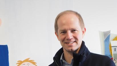 Bild: bl
Bürgermeister Konrad Kiener hat in seinem Büro sein Alter Ego immer vor Augen: Das Bild stammt von den "Marktzwergen" (Kommunales Kinderhaus), er hat es bei einer Auktion ersteigert - und würde es gern eine weitere Wahlperiode lang im Blick behalten.